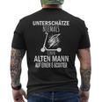 Unterschätze Niemals Einen Alten Mann Auf Einem E-Scooter T-Shirt mit Rückendruck