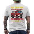 Aus Dem Weg Hier Kommt Ein Kindergartenkind Feuerwehr German T-Shirt mit Rückendruck