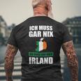 Ich Muss Gar Nix Ich Muss Nur Nach Ireland T-Shirt mit Rückendruck Geschenke für alte Männer