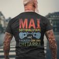 Musicista Mai Sottovalutare Un Ragazzo Con Una Chitarra T-shirt da uomo con stampa posteriore Regalos para ancianos