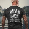 Opa Weiss Alles Wenn Er Es Nicht Weiss Erfindet Er Etwas T-Shirt mit Rückendruck Geschenke für alte Männer