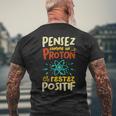 Pense Comme Un Proton Et Restez Positif T-shirt imprimé au dos Cadeaux pour les vieillards