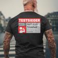 Test Winner Stiftung Alkotest Gut Trinkfest Malle Bumsbar T-Shirt mit Rückendruck Geschenke für alte Männer