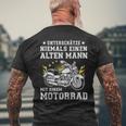 Unterschätze Niemals Einen Old Mann Mit Einer Motorrad T-Shirt mit Rückendruck Geschenke für alte Männer