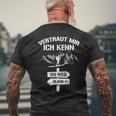 Wandernertraut Mir Ich Kenn Den Weg Bergsteiger German T-Shirt mit Rückendruck Geschenke für alte Männer