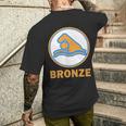 Bronze Prüfung Bestanden Swimming Badge Bronze Swimmer S T-Shirt mit Rückendruck Geschenke für Ihn