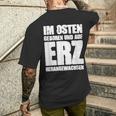 Ddr Ossi Erzgebirge Im Osten Geboren Auf Erz Heranwursen In East T-Shirt mit Rückendruck Geschenke für Ihn