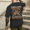 With Die Coolen Grandpas Spielen Dart Grandpa Dart Player T-Shirt mit Rückendruck Geschenke für Ihn