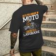 Divertente Nato Per Andare In Moto Costretto A Lavorare T-shirt da uomo con stampa posteriore Regalos para él
