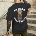 Donna L'orso Carino Indossa Unestito Militare Il Mio Eroe Indossa Stivali Carini Con Collo A T-shirt da uomo con stampa posteriore Regalos para él