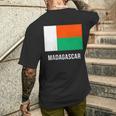 Drapeau Malgache De Madagascar T-shirt imprimé au dos Cadeaux pour lui