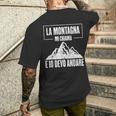 Escursioni La Montagna Mi Chiama E Io Devo Andare T-shirt da uomo con stampa posteriore Regalos para él