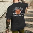 Ich Muss Gar Nix Ich Muss Nur Nach Namibia T-Shirt mit Rückendruck Geschenke für Ihn