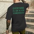 Ognuno È Un Abbigliamento Alieno Da Qualche Parte T-shirt da uomo con stampa posteriore Regalos para él