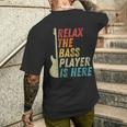 Relax The Bass Player Is Here Chitarrista Bassista Regalo T-shirt da uomo con stampa posteriore Regalos para él