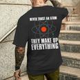 Traue Niemals Einem Atom Sie Erfinden Alles Science T-Shirt mit Rückendruck Geschenke für Ihn