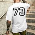 Numero 73 Bianco E Nerointage 73° Compleanno Con Collo A T-shirt da uomo con stampa posteriore Regalos para él