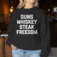 Donna Guns Whiskey Steak Freedom Saying Gun Owner Con Collo A Women Sweatshirt Regalos divertidos
