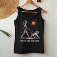 Women's Die Mit Dem Hund Geht Tank Top Frauen Lustige Geschenke