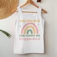 Children's Rainbow Kinder Aus Dem Weg Hier Kommt Ein Krippenkind Tank Top Frauen Lustige Geschenke