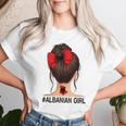 Albanian Girl Albania Flag Messy Bun T-shirt Frauen Geschenke für Sie