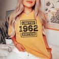 62° Compleanno Uomini 62 Anno Retro Donne Nati Nel 1962 T-shirt comoda oversize da donna Mustard