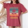 Sobreviví De Mi Esposa Tesis Doctoral Regalos De Graduación Hombres Camiseta extragrande cómoda para mujer Crimson