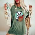Disegno Artistico Di Animali Selvatici Con Orsetto Panda Fragola Disegno Artistico T-shirt comoda oversize da donna Moss