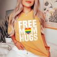 Lgbtq Rainbow Heart Free Mom Hugs T-shirt comoda oversize da donna Mustard