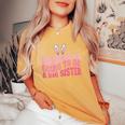 Somebunny Sta Per Essere Una Sorella Maggiore Annuncio Di Gravidanza T-shirt comoda oversize da donna Mustard
