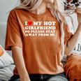 Amo La Mia Ragazza Calda Quindi Per Favore Stai Lontano Da Me Divertente T-shirt comoda oversize da donna Yam