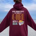 Donna Mai Sottovalutare Il Potere Di Una Ragazza Con Un Libro Con Collo A Felpa con cappuccio oversize da donna con stampa posteriore Maroon
