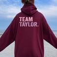 Team Taylor Retro Groovy Personalizzato Nome Della Squadra Felpa con cappuccio oversize da donna con stampa posteriore Maroon