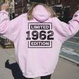 62° Compleanno Uomini 62 Anno Retro Donne Nati Nel 1962 Felpa con cappuccio oversize da donna con stampa posteriore Light Pink