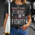 Bomba De Puño De Donald Trump Luchamos Contra La Bandera Estadounidense Trump 2024 Camiseta unisex Regalos para ella