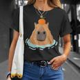 Capybara Con Naranja En Su Cabeza Lindo Diseño De Capybara Camiseta unisex Regalos para ella