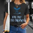Dive Into The Unknown Whale Tail Whale Diving Maglietta Regalos para ella