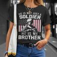 Donna eteran Day He Is Not Just A Soldier He Is My Brother Con Collo A Maglietta Regalos para ella