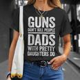 Guns Don't Kill People Dads With Pretty Daughters Maglietta Regalos para ella