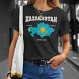 Kazakh Flag And Map Kazakhstan Coordinates T-Shirt Geschenke für Sie