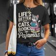 Laida Es Mejor Con Gatos Libros Y Pijamas Divertido Amante De Los Gatos Camiseta unisex Regalos para ella