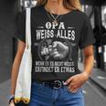 Opa Weiss Alles Wenn Er Es Nicht Weiss Erfindet Er Etwas T-Shirt Geschenke für Sie