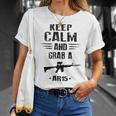 Mantén La Calma Y Agarra Un Rifle De Asalto Ar 15 Camiseta unisex Regalos para ella