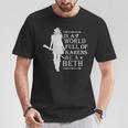 In A World Full Of Karens Be A Beth T-Shirt Lustige Geschenke