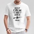 Mantén La Calma Y Agarra Un Rifle De Asalto Ar 15 Camiseta unisex Regalos divertidos
