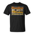 Bourbon Goes In Wisdom Esce Per Gli Amanti Del Bere Bourbon Maglietta