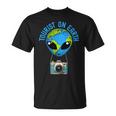 TouristDer Tourist On Earth Alien Earth Day Bevorzugt Den Tag Der Erde T-Shirt