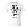 Mantén La Calma Y Agarra Un Rifle De Asalto Ar 15 Camiseta unisex