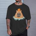Capybara Con Naranja En Su Cabeza Lindo Diseño De Capybara Camiseta unisex Regalos para él