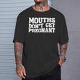 Mouths Don't Get Pregnantintage Retro Groovy Couples Maglietta Regalos para él